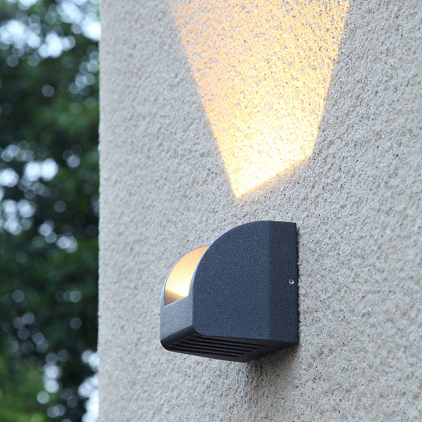 مصباح حائط LED خارجي مقاوم للماء بتصميم عصري بسيط ومبتكر