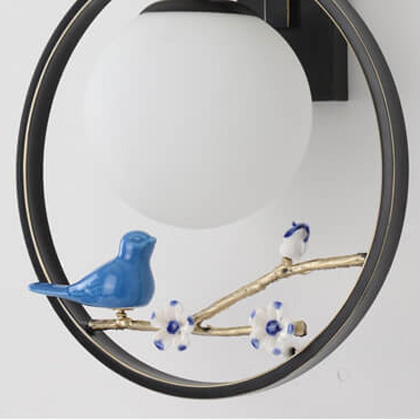 مصباح حائطي صيني حديث على شكل كرة زجاجية مستديرة على شكل طائر وفرع شجرة ومصباح واحد