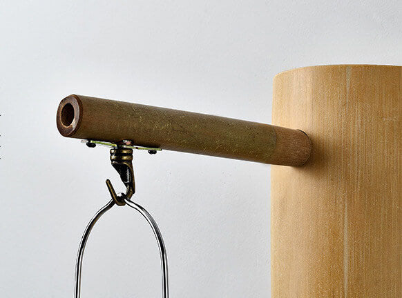 مصباح حائطي حديث على شكل عمود من الخيزران المنسوج، مزود بمصباح واحد