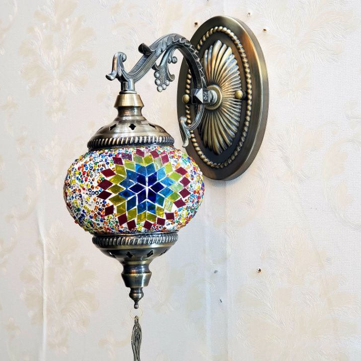 مصباح حائط أوروبي عتيق من الزجاج المتشقق ذو ضوء واحد