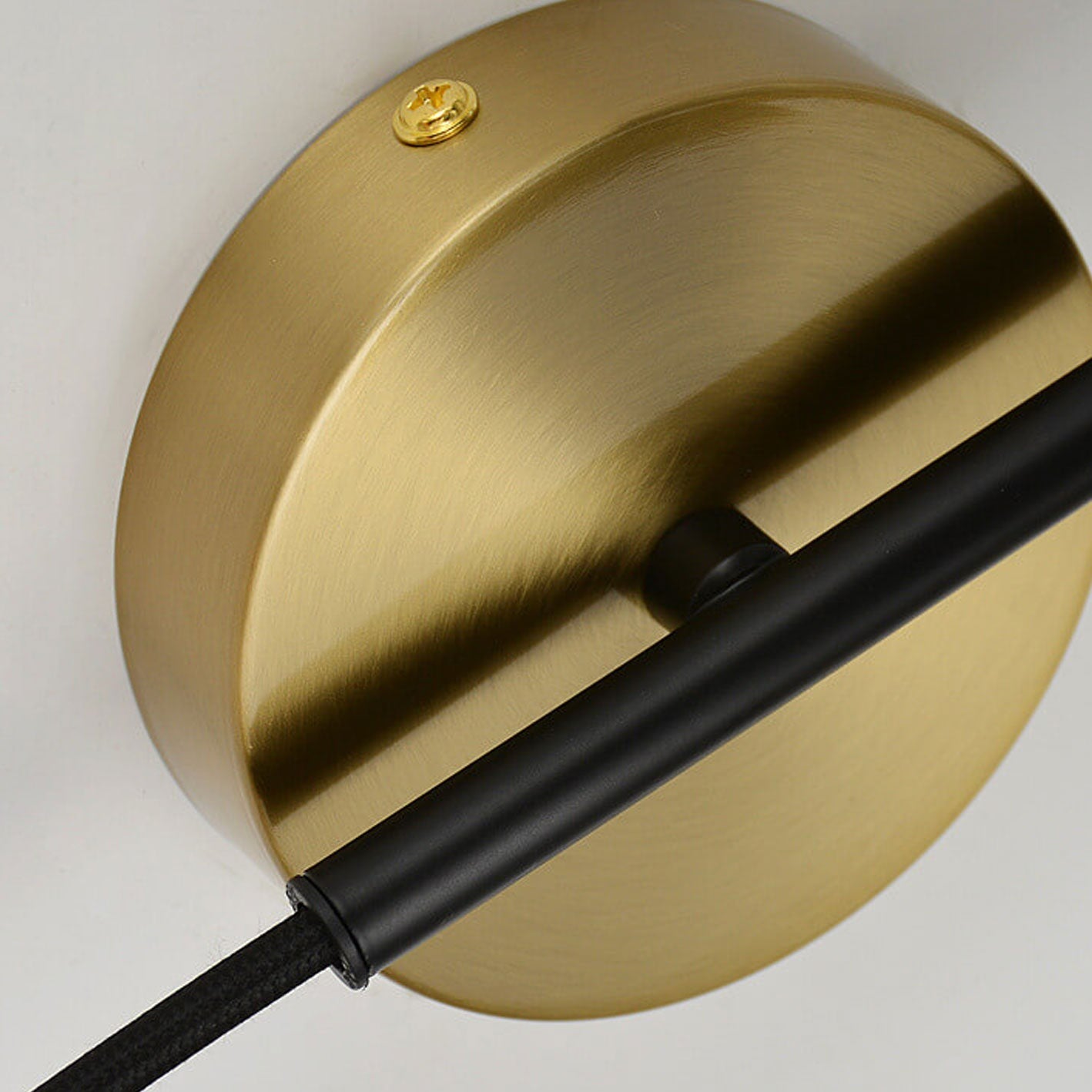 مصباح حائطي حديدي حديث بسيط بذراع دوارة ومصباح واحد