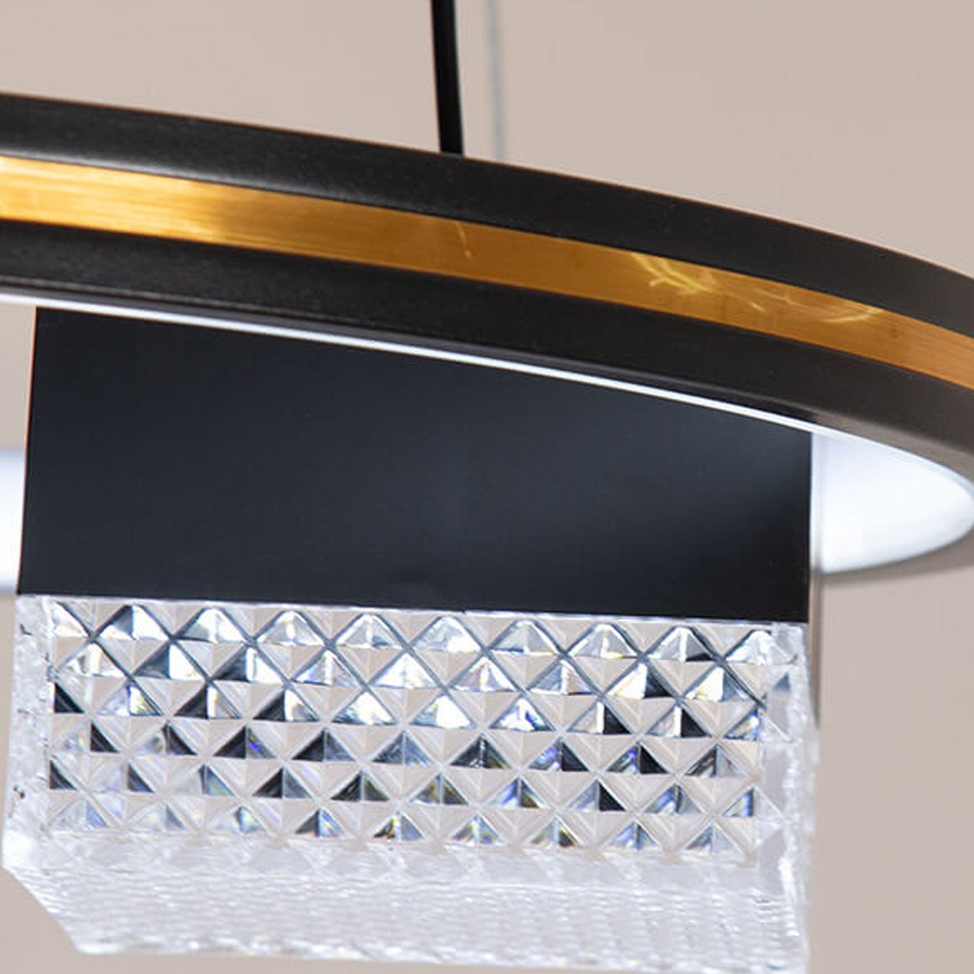 ثريا LED مربعة الشكل مصنوعة من الحديد المطاوع والألومنيوم بتصميم عصري بسيط