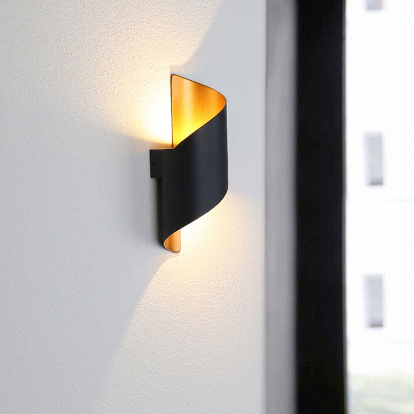 Modern Outdoor Aluminum Bending Column LED Waterproof Wall Sconce Lamp