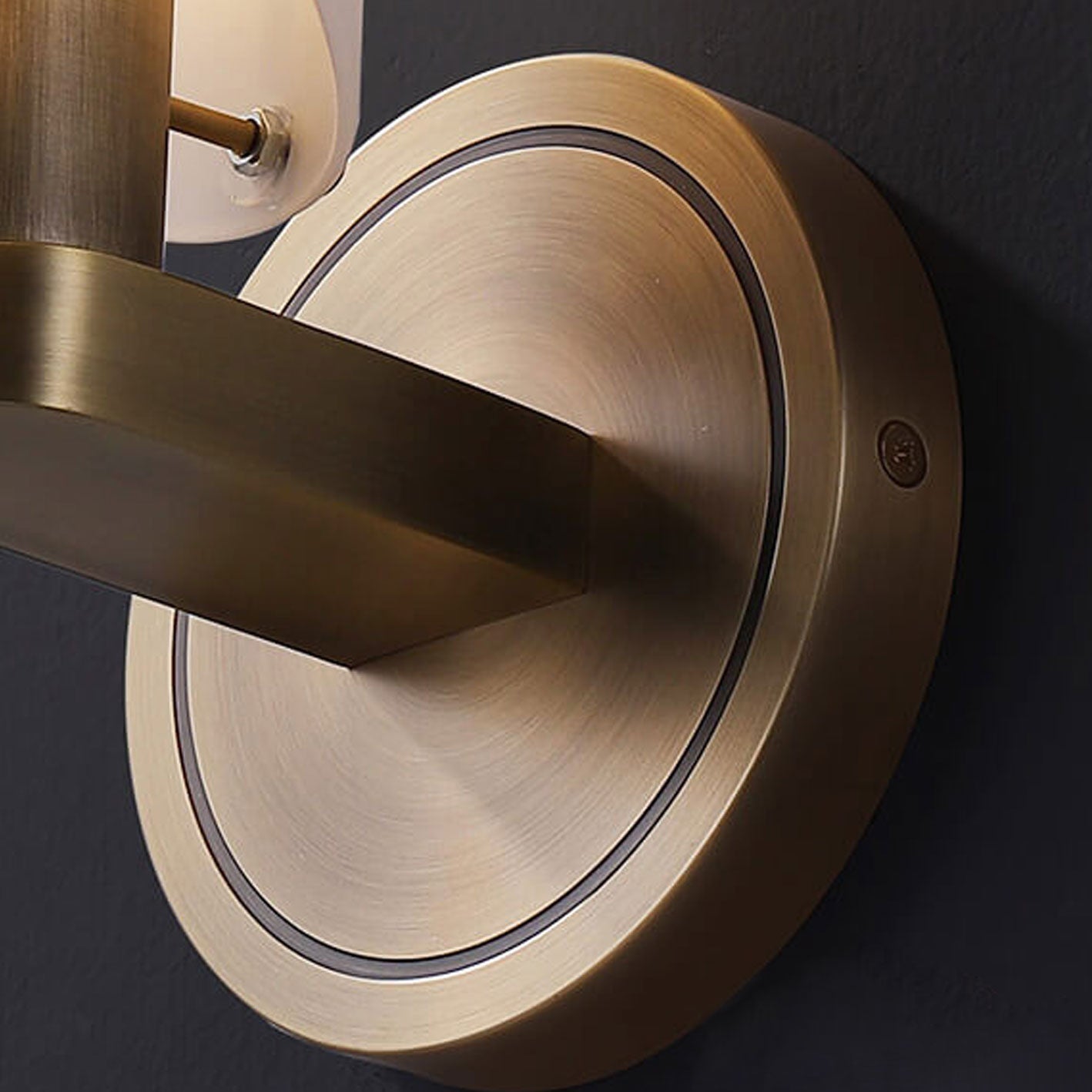 مصباح حائط زجاجي طويل فاخر بإضاءة عصرية مع نصف ضوء