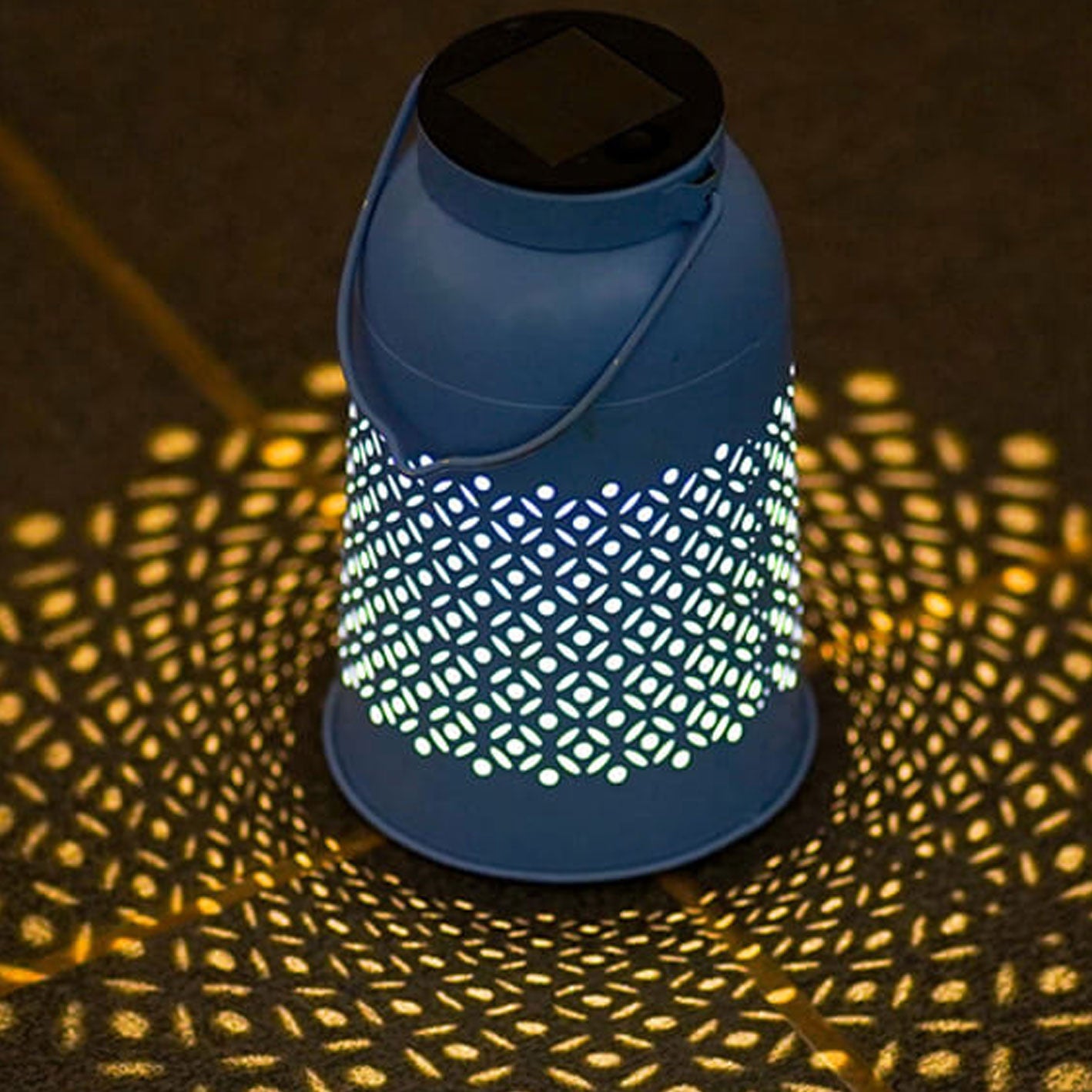 ضوء LED خارجي مزخرف بنمط مجوف على شكل زجاجة مياه تعمل بالطاقة الشمسية