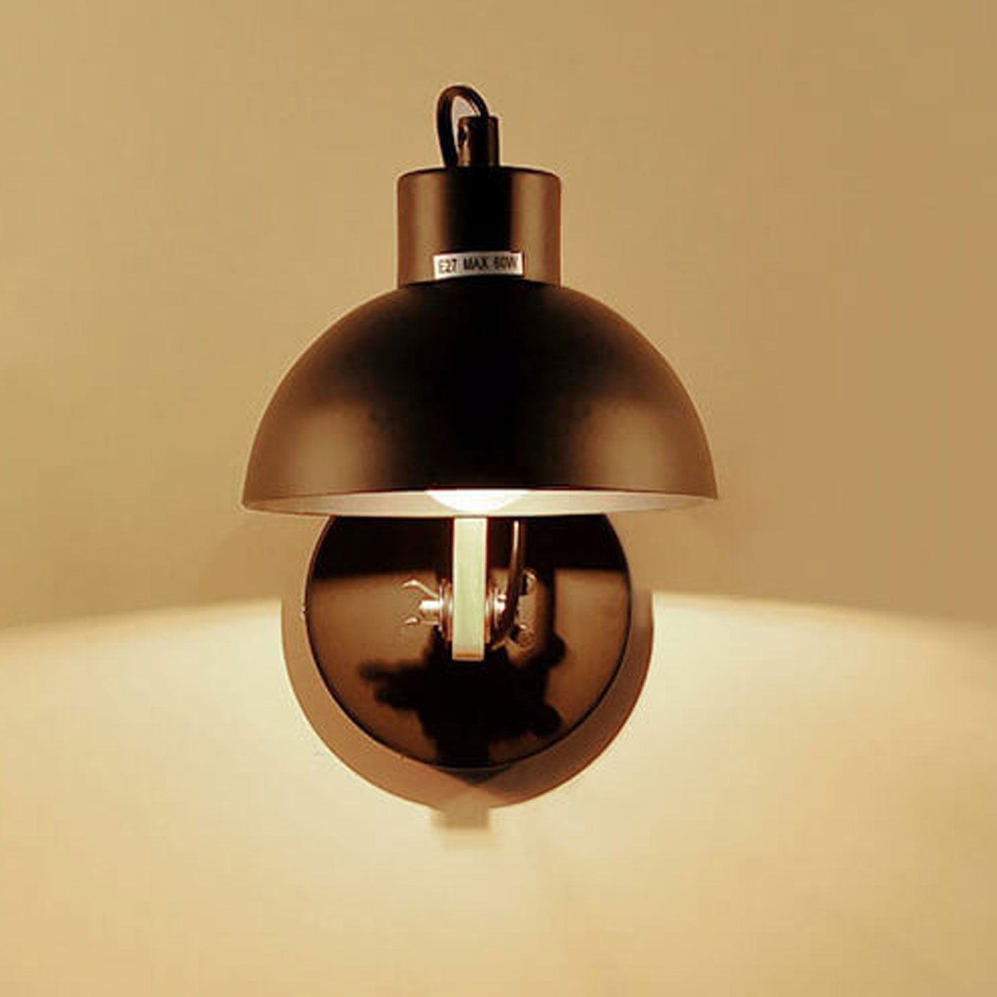 مصباح حائط بسيط بتصميم نصف دائري مصنوع من الخشب الصلب والحديد المطاوع، مزود بإضاءة واحدة