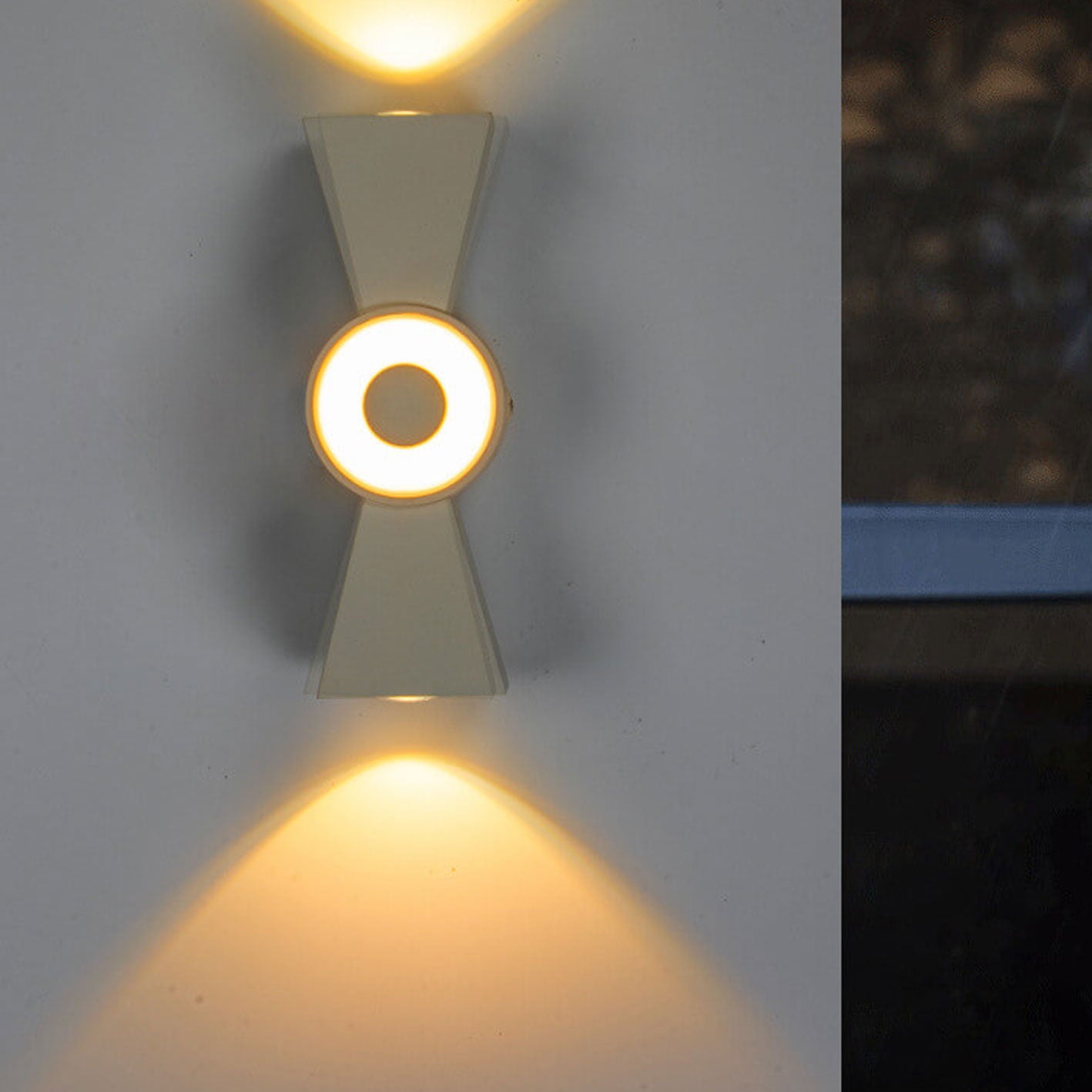 مصباح حائطي إبداعي خارجي بإضاءة LED للأعلى والأسفل ومقاوم للماء للفناء