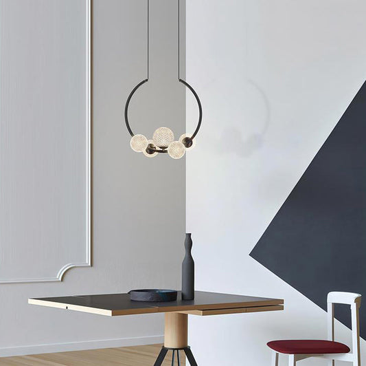 現代的なスカンジナビアの丸い球状のアクリルランプシェード、アルミニウムと鉄製の5灯ペンダントライト、ダイニングルーム用