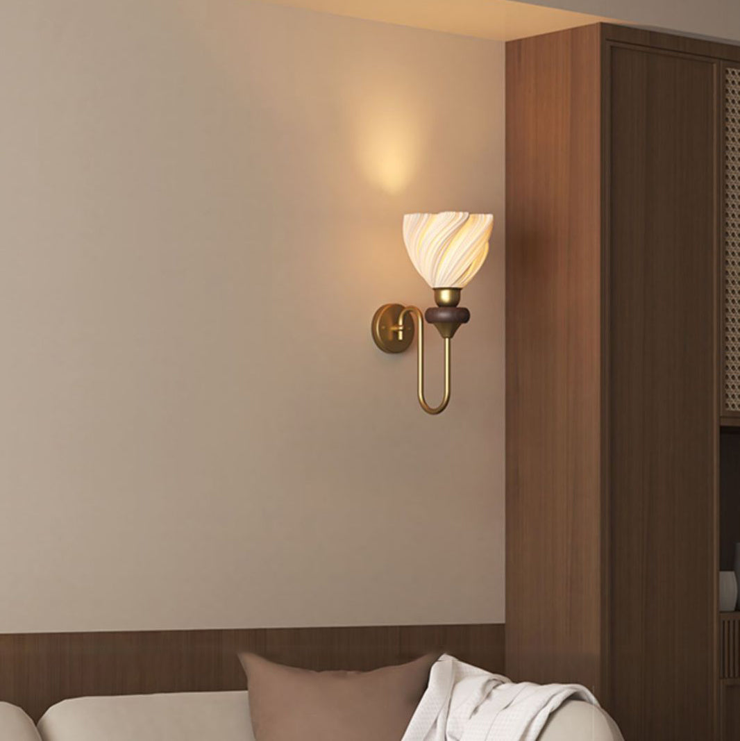 مصباح حائطي تقليدي فرنسي متأرجح مصنوع من مادة البولي لاكتين والحديد والخشب الصلب بإضاءة واحدة لغرفة النوم