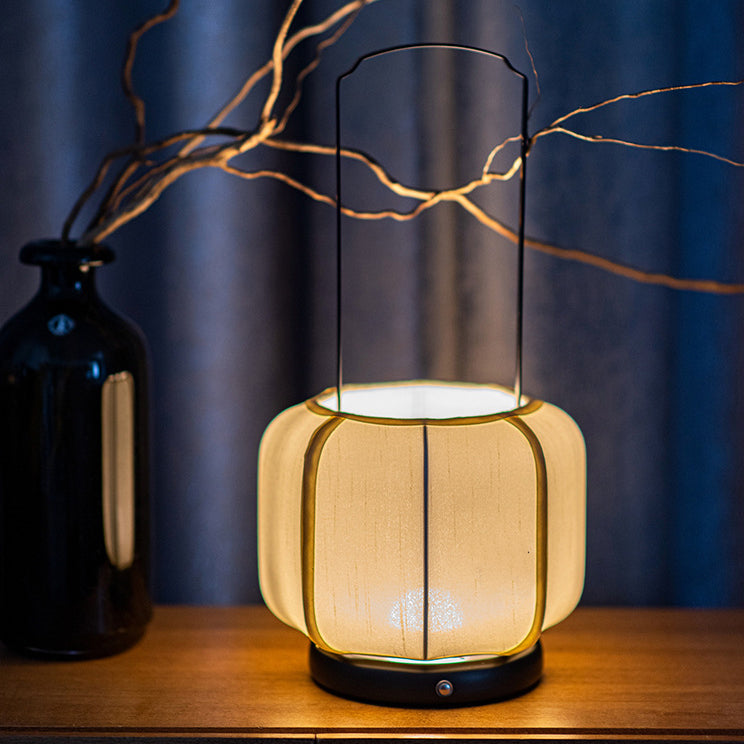 Traditional Chinese Iron Silk Fabric Lantern Shape LED Table Lamp For Bedroom