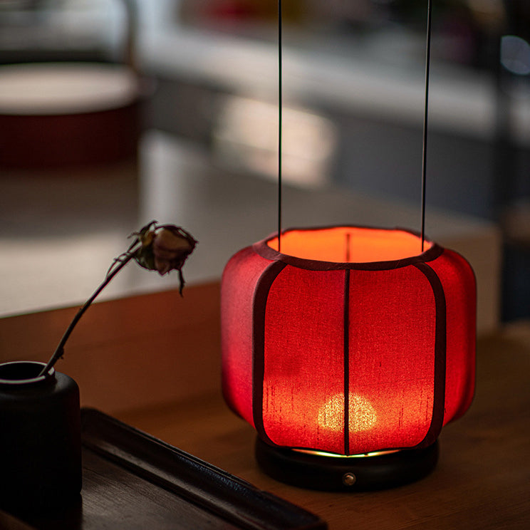 Traditional Chinese Iron Silk Fabric Lantern Shape LED Table Lamp For Bedroom