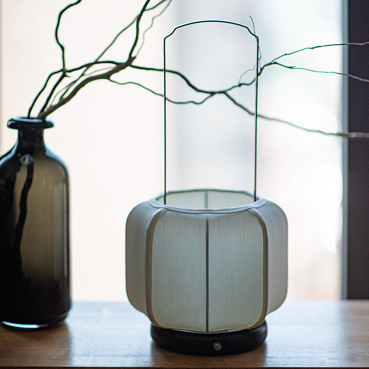 Traditional Chinese Iron Silk Fabric Lantern Shape LED Table Lamp For Bedroom