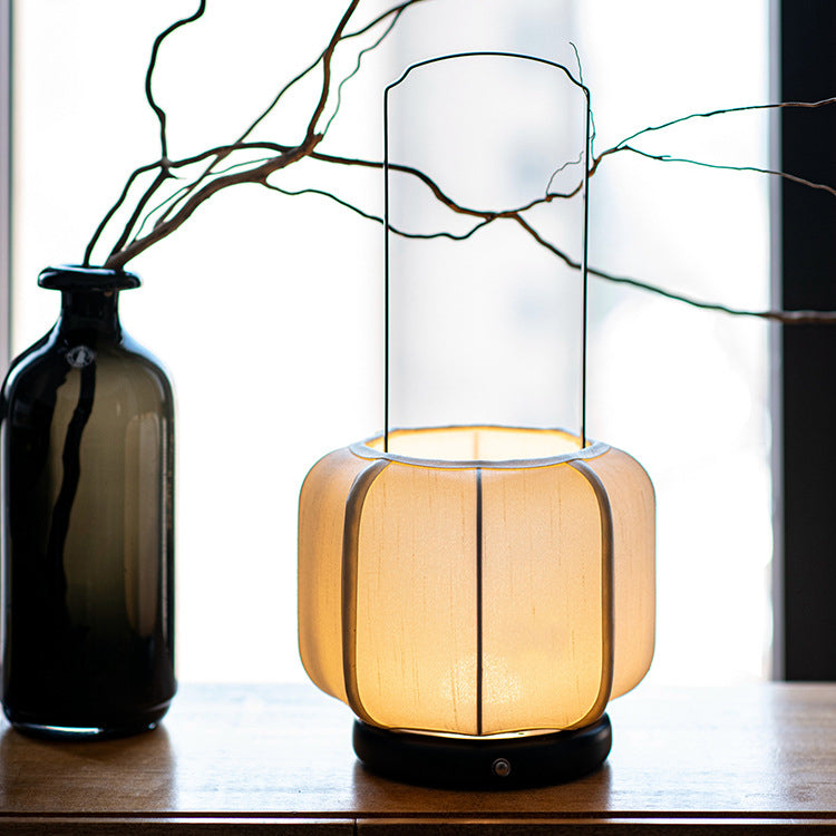 Traditional Chinese Iron Silk Fabric Lantern Shape LED Table Lamp For Bedroom