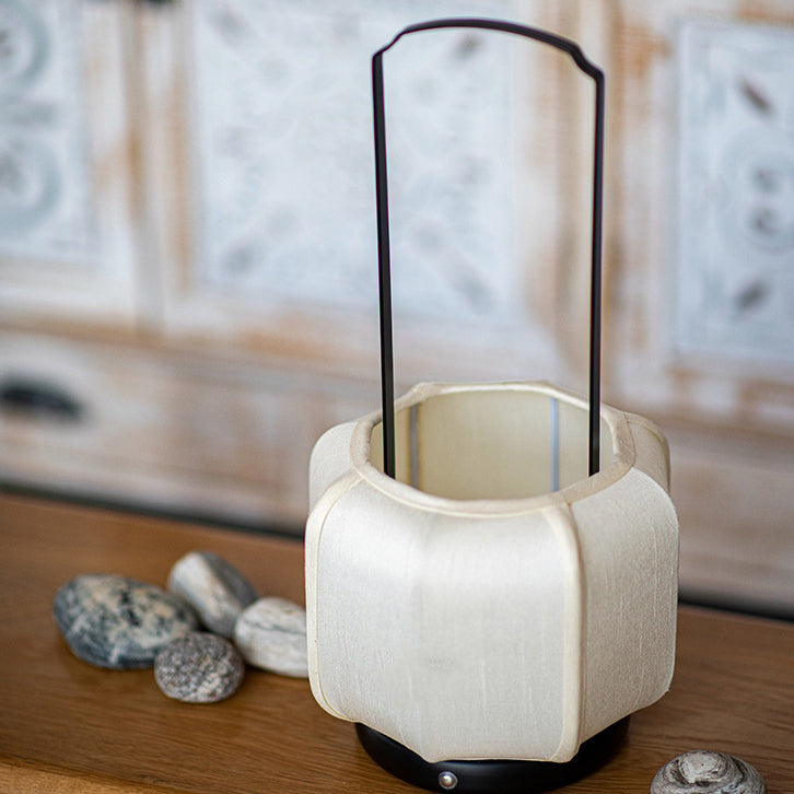 Traditional Chinese Iron Silk Fabric Lantern Shape LED Table Lamp For Bedroom