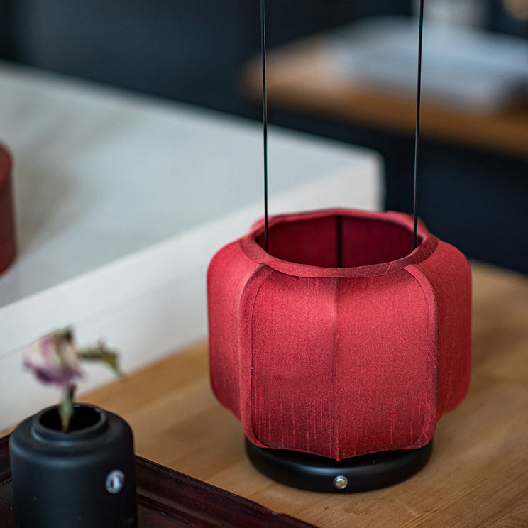 Traditional Chinese Iron Silk Fabric Lantern Shape LED Table Lamp For Bedroom