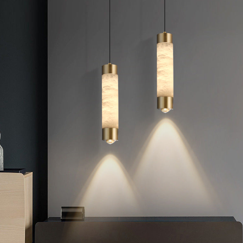 寝室に最適な、現代的な高級真鍮とアラバスター製のシリンダー型LEDペンダントライト