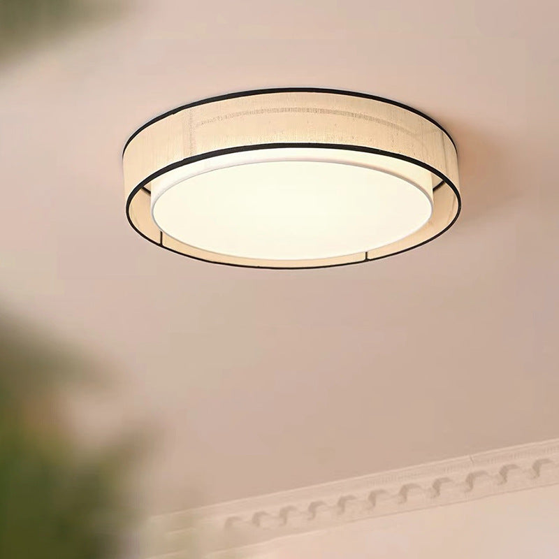 伝統的な日本の合金、植物繊維、アクリルを使用した丸型LEDフラッシュマウントシーリングライト。寝室、リビングルーム、ダイニングルームに最適です。