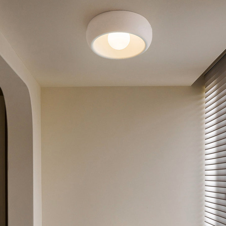 モダンでミニマリストなガラスとカーボンスチールのラウンド型LEDフラッシュマウントシーリングライト。寝室やリビングルームに最適。