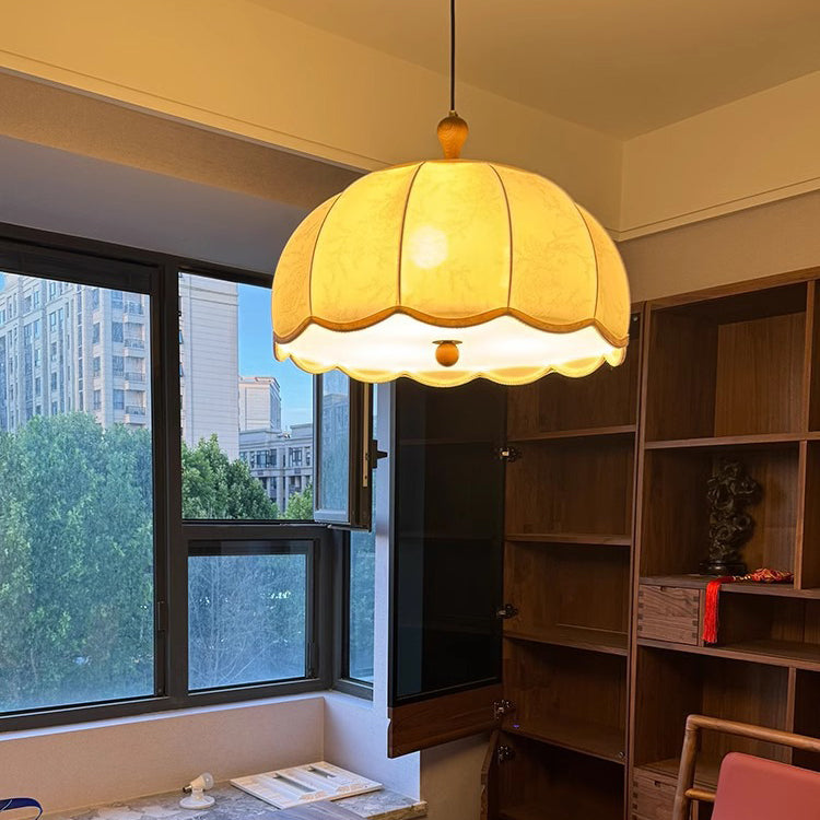 ثريا فرنسية تقليدية مصنوعة من خشب الدردار النحاسي بتصميم دائري مموج، مزودة بثلاثة مصابيح ونصف لغرفة المعيشة