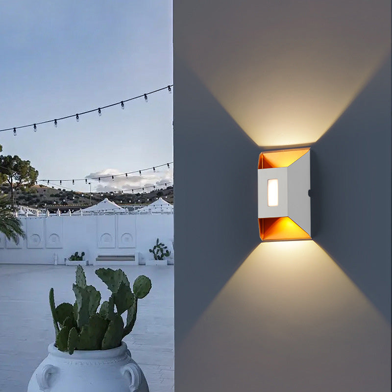 مصباح حائط LED مستطيل الشكل شبه منحرف من الألومنيوم بتصميم عصري بسيط ومقاوم للماء للفناء الخارجي