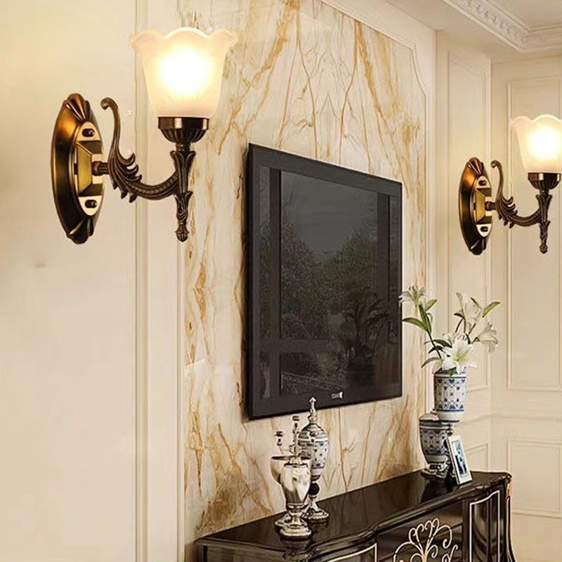 مصباح حائط زجاجي أحادي الضوء بتصميم أوروبي تقليدي منحوت على شكل زهرة لغرفة المعيشة