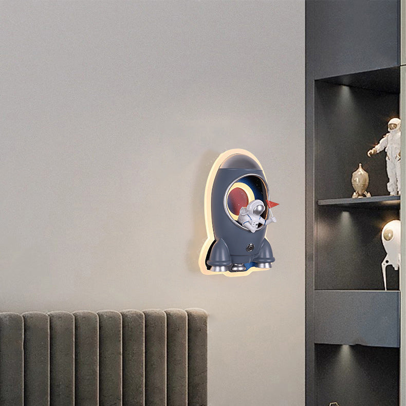 مصباح حائط LED عصري إبداعي للأطفال على شكل رائد فضاء مصنوع من المعدن ومظلة من الراتنج لغرفة النوم