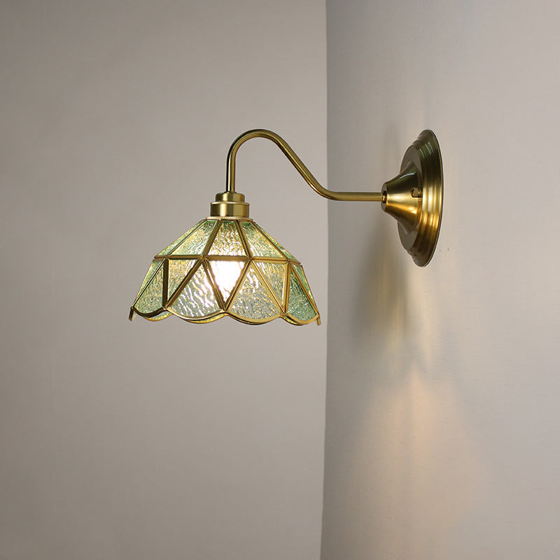 مصباح حائطي عتيق تقليدي على شكل قبة أسطوانية من النحاس والحديد والزجاج، مصباح واحد لغرفة المعيشة