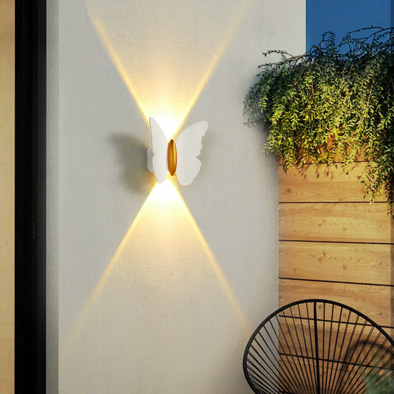 مصباح حائط LED من الألومنيوم على شكل فراشة مقاوم للماء بتصميم عصري بسيط للفناء الخارجي