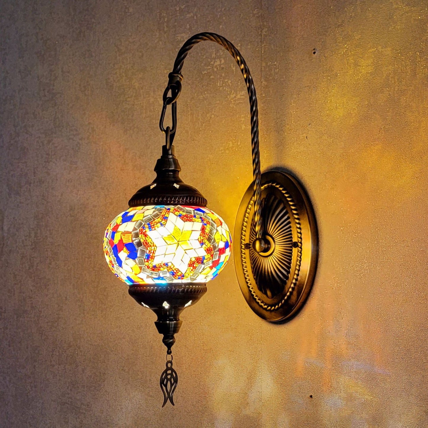 مصباح حائط تقليدي من تيفاني، مصنوع من الحديد البيضاوي المنحني، مصنوع من الزجاج الملون، مزود بإضاءة واحدة، مناسب لغرفة المعيشة