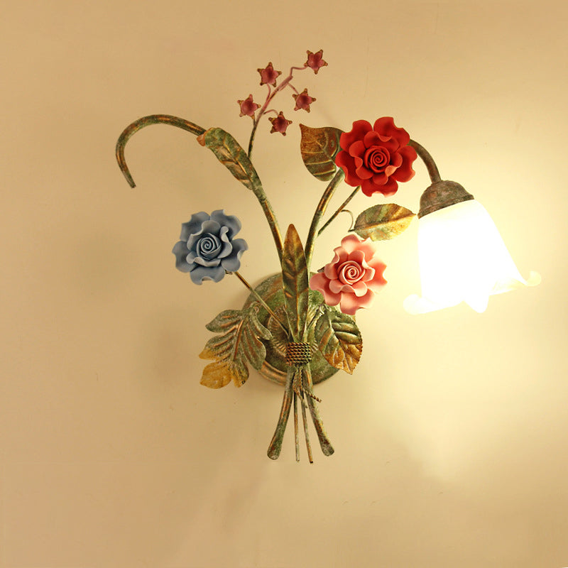 Traditionelle, rustikale Wandleuchte mit künstlichem Blumenmuster, Eisenrahmen, Glasschirm und 1/2-flammigem Design für das Schlafzimmer