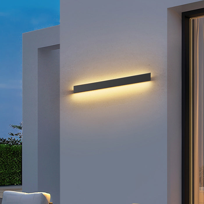 مصباح جداري LED طويل من الألومنيوم والأكريليك مقاوم للماء وعصري وبسيط للاستخدام في الفناء الخارجي