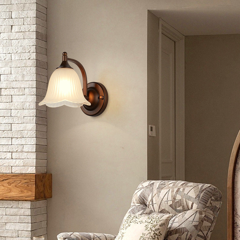 مصباح حائطي عتيق تقليدي على شكل شبه منحرف مصنوع من الحديد والزجاج ومصباح واحد لغرفة المعيشة