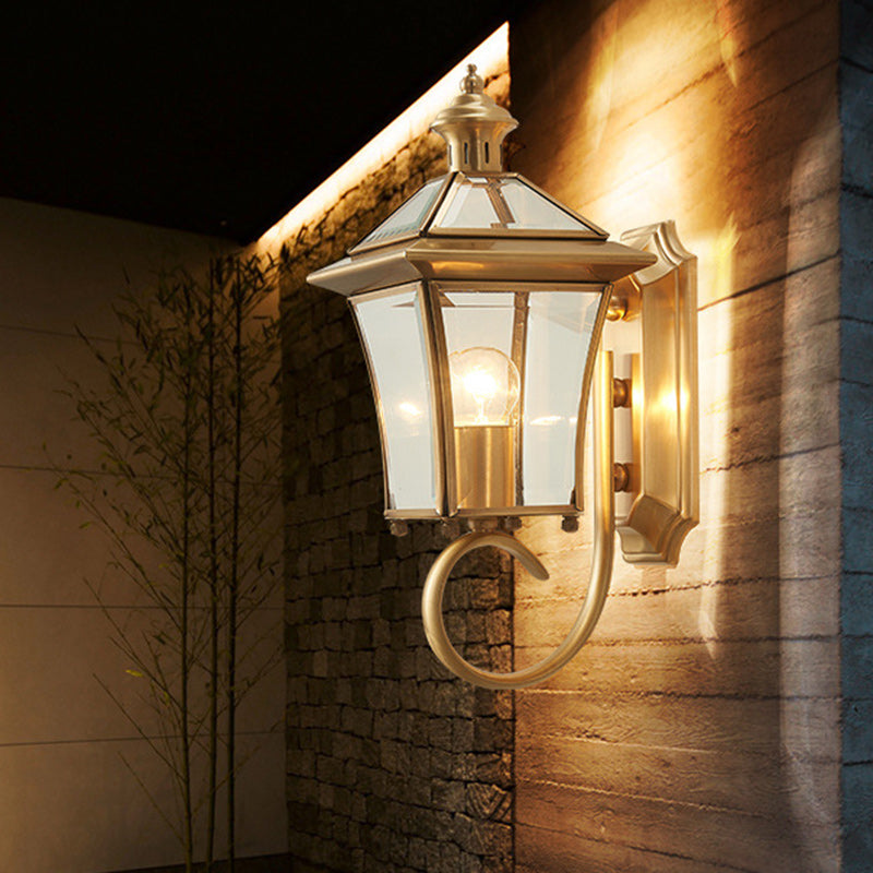 مصباح حائطي تقليدي أوروبي على شكل شبه منحرف مصنوع من النحاس والزجاج ومصباح واحد للحديقة