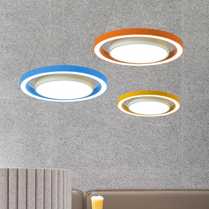 ثريا جزيرة LED دائرية حديثة بسيطة من الحديد والألومنيوم والأكريليك بجانب السرير
