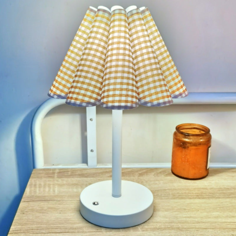 Modern Minimalist Round Table Petal Shaped Stem Disc Base 1-Light Table Lamp For Bedroom