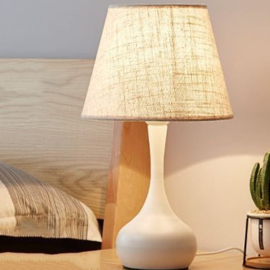 現代的なスカンジナビアのラウンドテーブルシリンダーティアドロップベースアイアンファブリック1ライトテーブルランプ寝室用