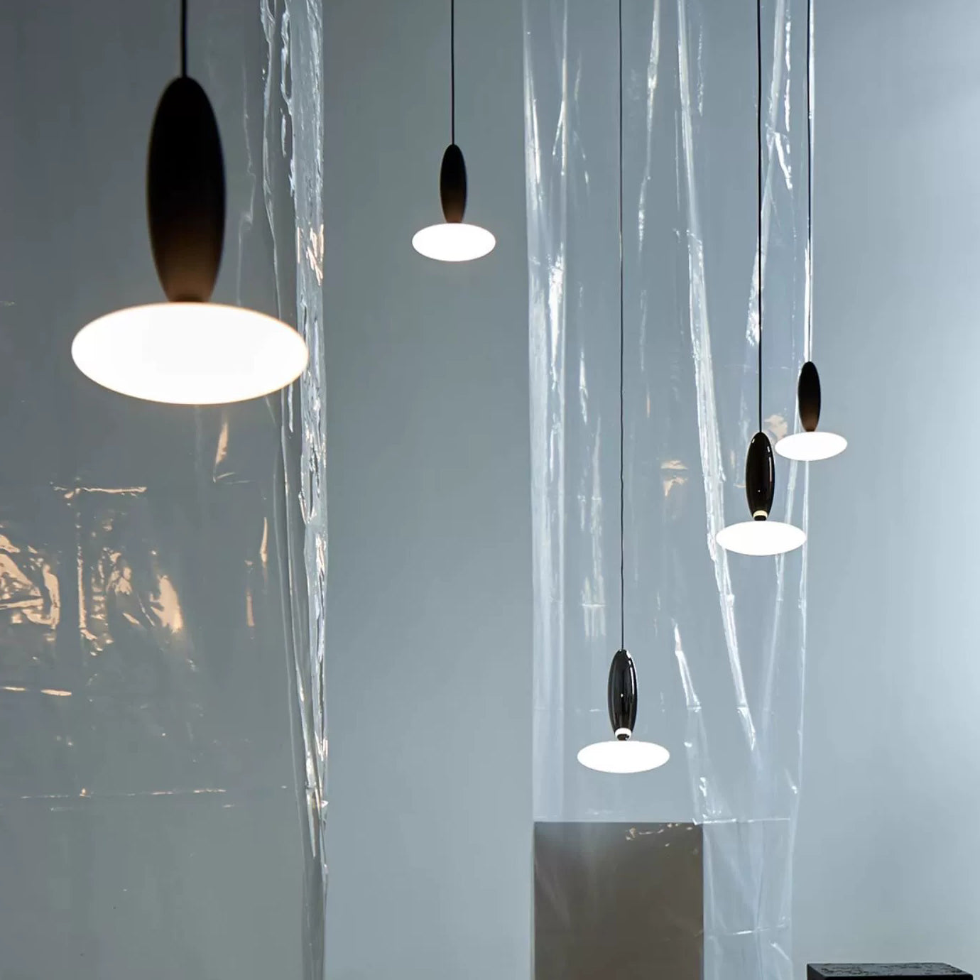 مصباح LED معدني زجاجي معاصر بتصميم بيضاوي إسكندنافي لغرفة النوم