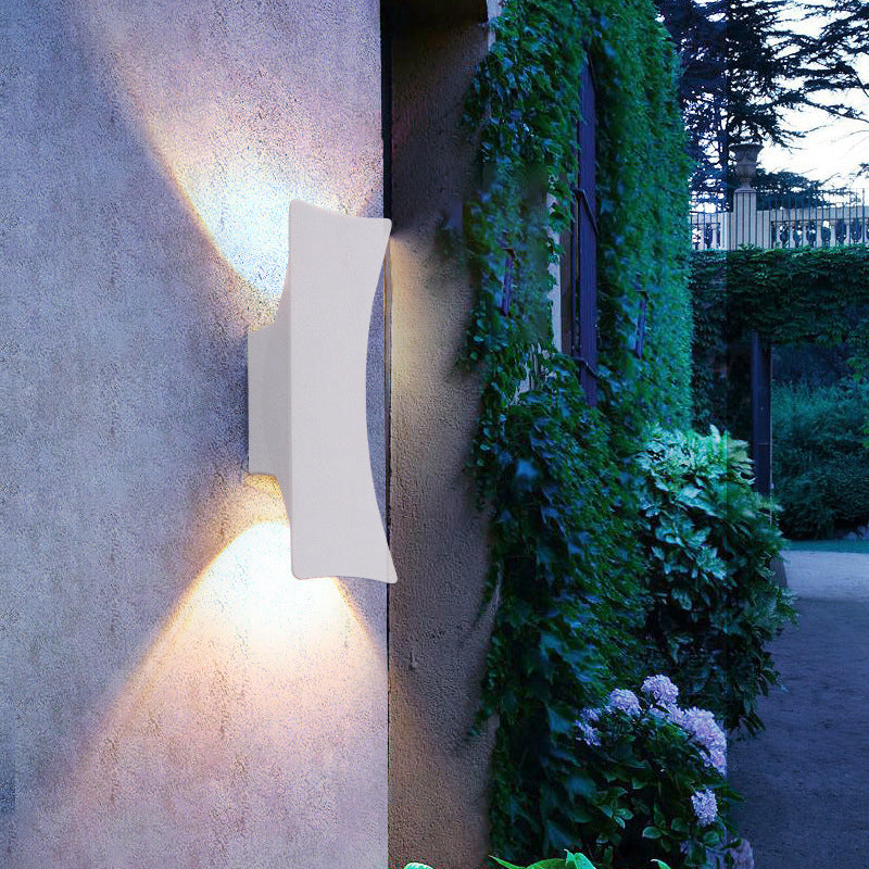 مصباح حائط LED مقاوم للماء بإضاءة علوية وسفلية من الألومنيوم بتصميم عصري بسيط للفناء الخارجي
