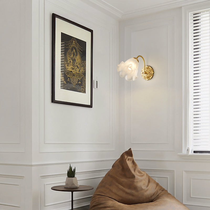 مصباح حائط فرنسي تقليدي مصنوع من النحاس بالكامل على شكل زهرة زجاجية مع غطاء واحد لغرفة النوم