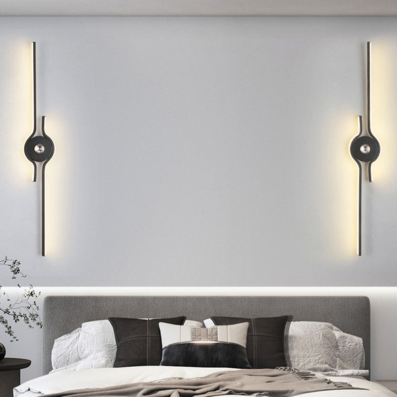 مصباح حائط LED طويل من الألومنيوم والحديد بتصميم عصري بسيط لغرفة المعيشة