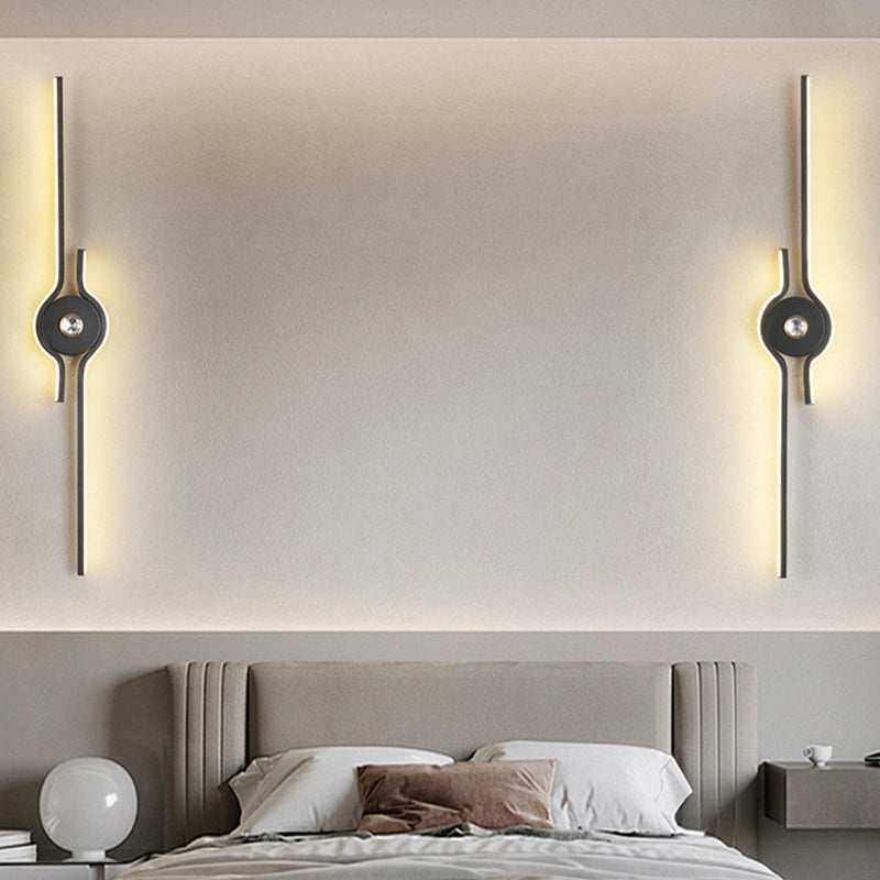 مصباح حائط LED طويل من الألومنيوم والحديد بتصميم عصري بسيط لغرفة المعيشة