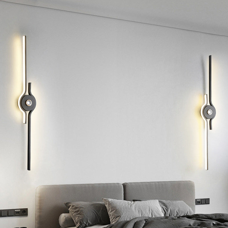 مصباح حائط LED طويل من الألومنيوم والحديد بتصميم عصري بسيط لغرفة المعيشة