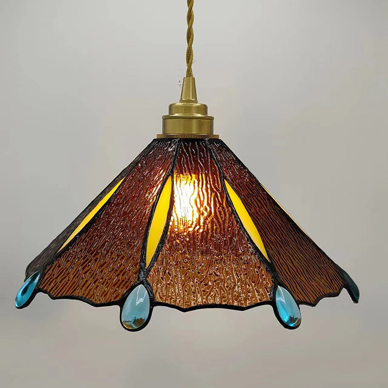 مصباح معلق مخروطي تقليدي من تيفاني مصنوع من النحاس والزجاج الملون، مزود بإضاءة واحدة لغرفة النوم