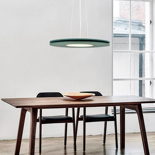 ダイニングルームに最適な、現代的なスカンジナビア風ラウンド型アイアンフェルトLEDシャンデリア