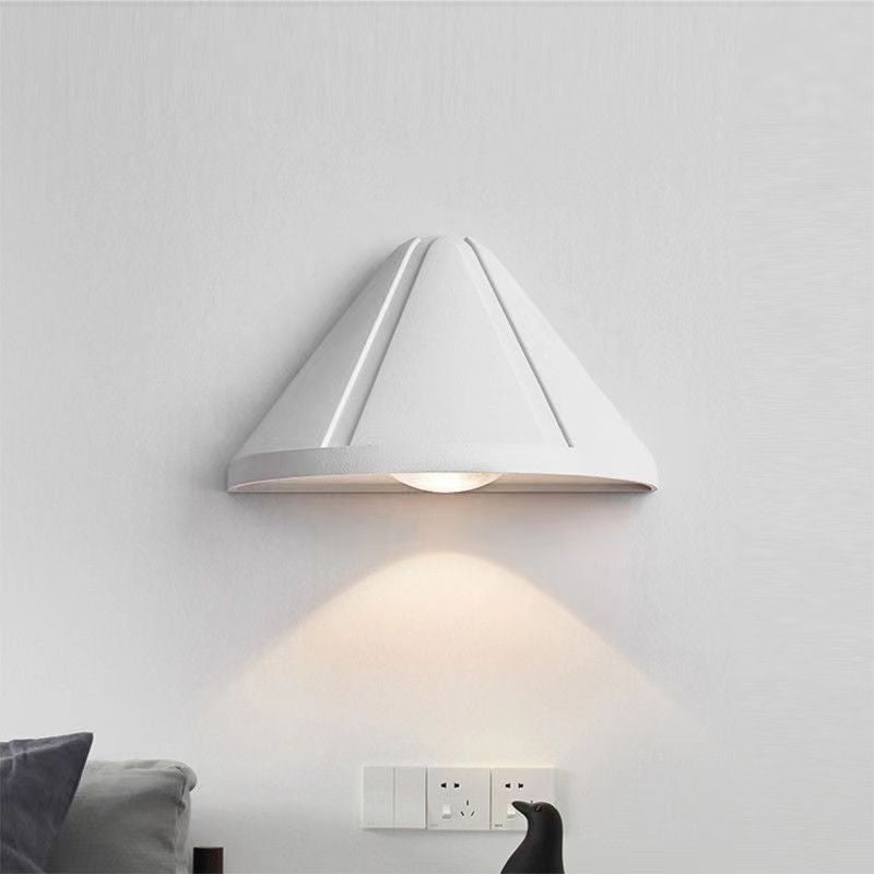 مصباح حائط LED بتصميم عصري بسيط مع نصف مخروطي وعدسات بصرية من الألومنيوم لغرفة النوم