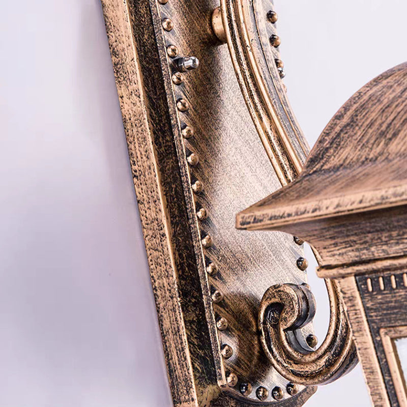 مصباح حائط تقليدي أوروبي مقاوم للماء على شكل مربع من الألومنيوم والزجاج مزود بإضاءة واحدة للفناء الخارجي