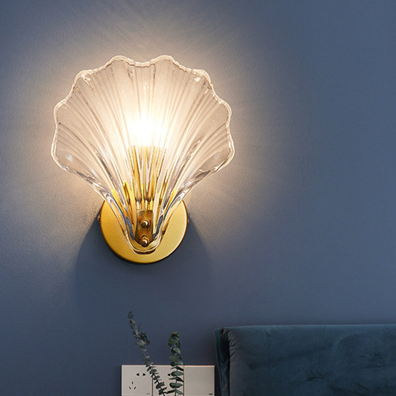 モダンで折衷的なシェルとアイアンガラスの寝室用1灯壁取り付け用燭台ランプ