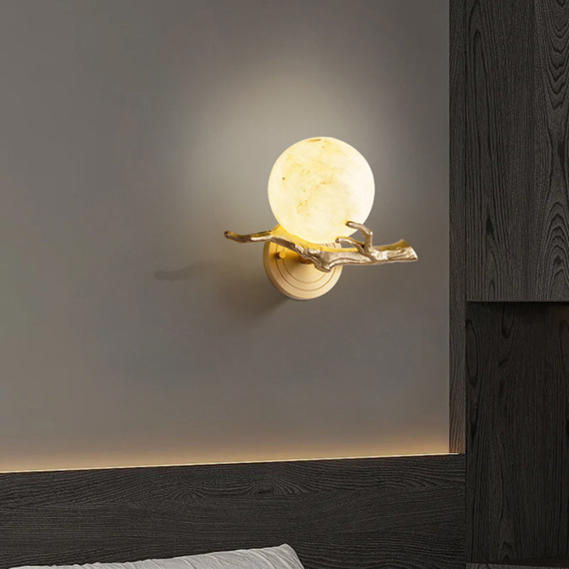 مصباح حائط LED بتصميم فني حديث من الرخام والنحاس على شكل كرة أرضية لغرفة النوم