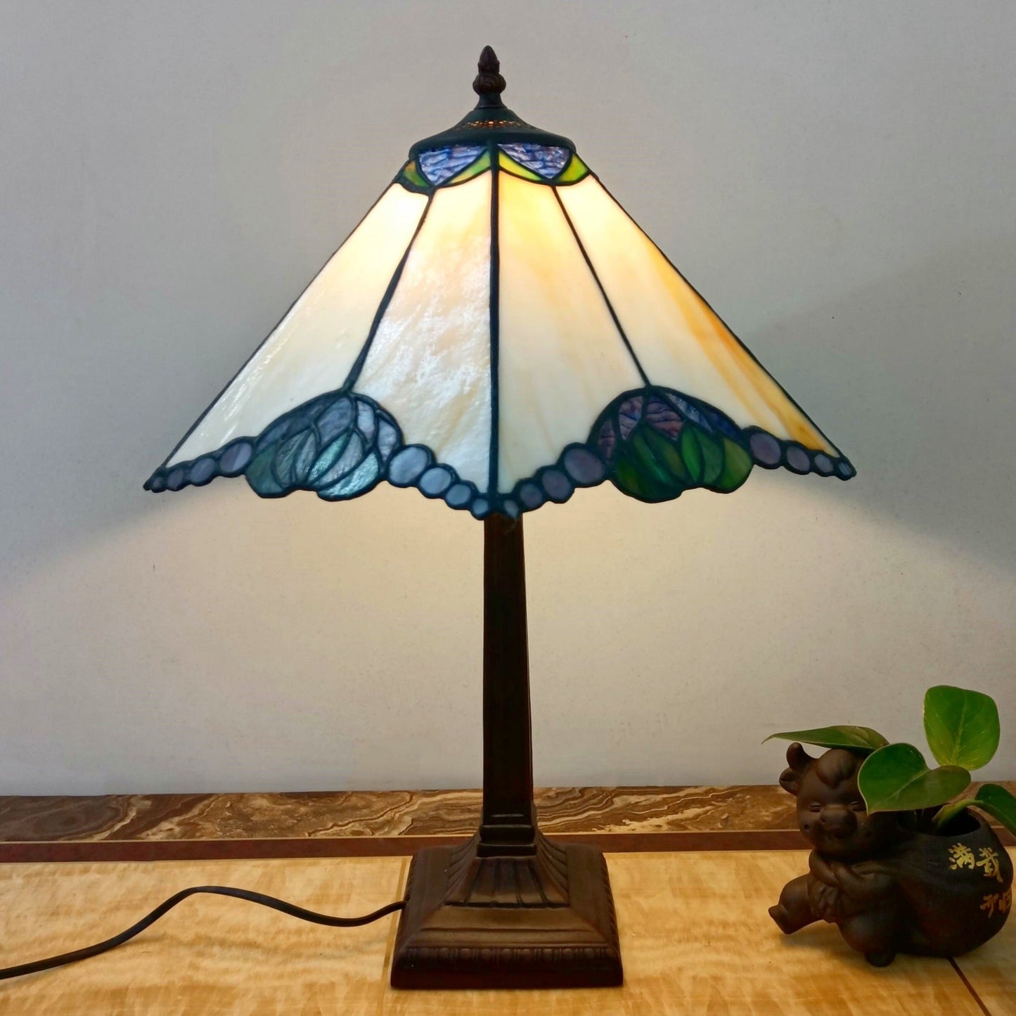 Traditional Vintage Tapered Round Square Glass Resin 1-Light Table Lamp For Living Room