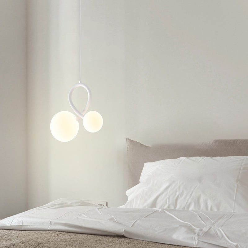 リビングルームに最適な、モダンでミニマリストな球状の曲線樹脂製アイアンLEDシャンデリア
